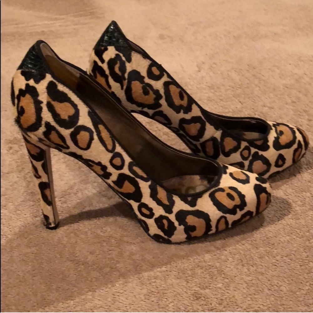Leopard print pumps